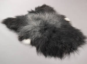 Økologisk islandske fåreskind, long wool. Farve Sort med lyse hår