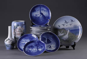 Samling platter og vaser, porcelæn. Kgl.P. 23