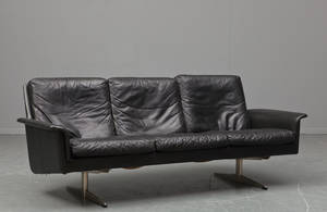 Shaker sofa betrukket med sort læder