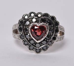 Ring med granat, sorte og hvide diamanter