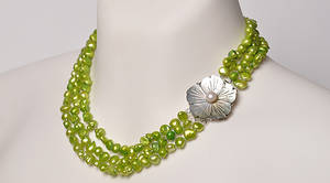 Halskæde med limegrønne ferskvands kulturperler