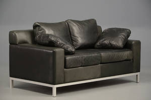 Sofa betrukket med sort læder