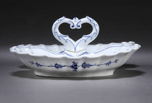 Royal Copenhagen. Musselmalet riflet. Kabaretfad af porcelæn, nr. 1395.