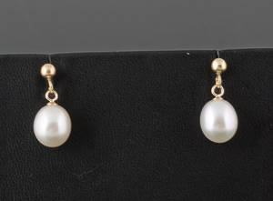 fresh water earrings in gold 2
