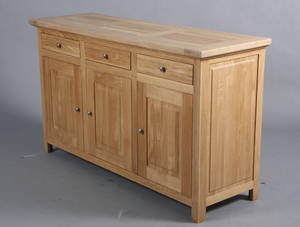 Dansk møbelproducent. Fritstående skænk i 35 mm massiv egetræ. 