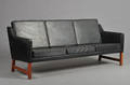 Tre pers. sofa af sort læder og teak