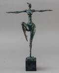 Abstrakt figur af patineret bronze. 