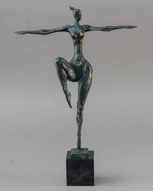 Abstrakt figur af patineret bronze. 