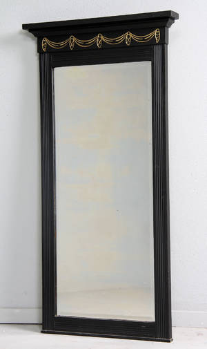 Spejl i ramme af bemalet fyrretræ