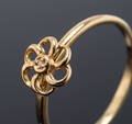 Ring med blomst og cubic zirkonia, 8 kt. guld