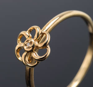 Ring med blomst og cubic zirkonia, 8 kt. guld