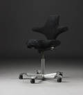 Peter Opsvik. Kontorstol, model Capisco, sort alcantara