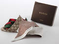 Gucci. To tørklæder af silke med charms 2