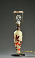 Le Loetz lampe af glas, prydet med grene fra japanske kirsebær