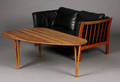 Dansk møbelproducent, to pers tremme sofa samt Haslev møbelsnedkeri, sofabord  2