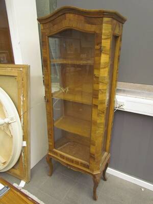 Vitrinskåp, Valnöt