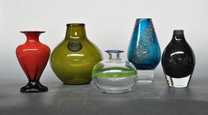 En samling kunstglas, diverse vaser5