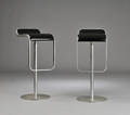 Shin  Tomoko Azumi. Par barstole med stel af stål, sæder betrukket med sort skind.