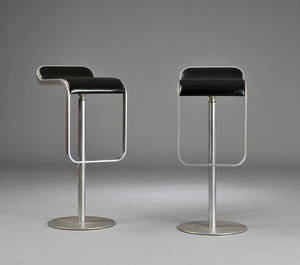 Shin  Tomoko Azumi. Par barstole med stel af stål, sæder betrukket med sort skind.