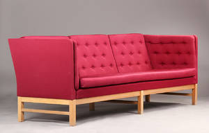 Erik Jørgensen. Tre-pers. sofa med vinrødt betræk af uld