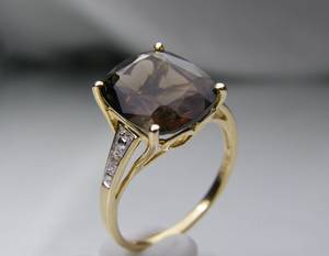 Ring mit Rauchquarz und Diamanten