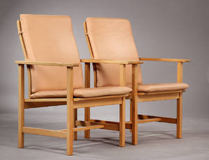 Børge Mogensen. Et par lænestole af egetræ, sæder med betræk af skind. 2