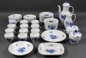 Royal Copenhagen. Blå blomst med flettet kant. Dele til kaffestel 42