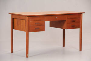 Dansk møbelproducent. Skrivebord af teak. 1960erne