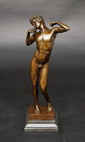 Broncefigur i form af poserende mand.