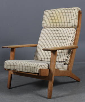 Hans J. Wegner. Højrygget lænestol af egetræ, model GE-290A.