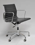 Charles Eames. Kontorstol model EA 117 med læder på ryg