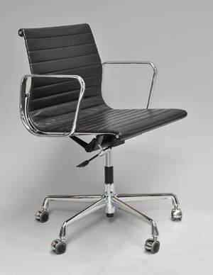 Charles Eames. Kontorstol model EA 117 med læder på ryg