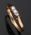 Ring i 14 kt guld prydet med tre diamanter, ca. 0.09 ct