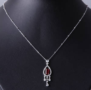 Halscollie, 18 kt hvidguld. Rubin og diamanter