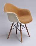 Charles Eames 1907-1978. Armstol, model DAW, forsidepolstring 