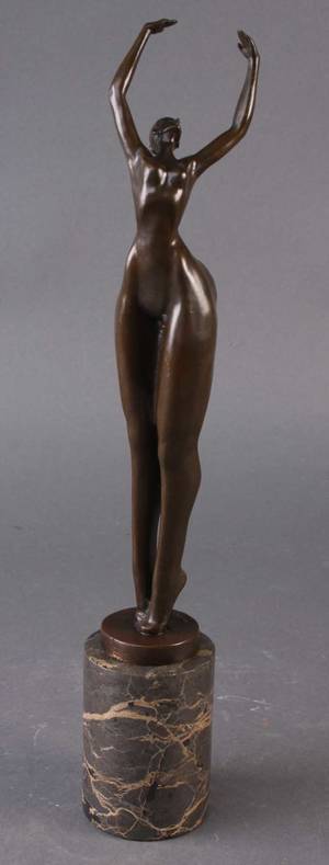 Abstrakt figur af patineret bronce