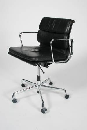 Charles Eames KontorArmstol i sort læder, serien Soft Pad Grp.