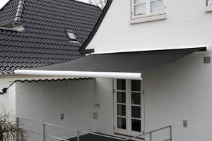 Markise. ca 5 meter i hellukket hvid aluminiumskasse, polyesterdug, motor og fjernbetjening. Galvaniserede baslag samt rustfri bolte