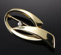 Broche i 8 kt guld.