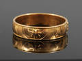 Ring i 18k guld med dekor 