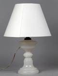 Bordlampe af hvid opalineglas