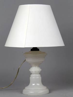 Bordlampe af hvid opalineglas