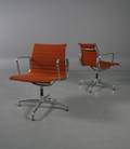 Charles Eames Par armstole i org. rustrød hopsak, Alu. Grp. 2