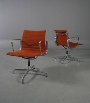 Charles Eames Par armstole i org. rustrød hopsak, Alu. Grp. 2