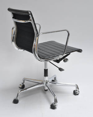 Charles Eames. Kontorstol, Model EA-117 sort læder