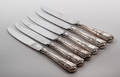 Et sæt på 6 middagsknive med skafter af sølv. 6