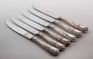 Et sæt på 6 middagsknive med skafter af sølv. 6