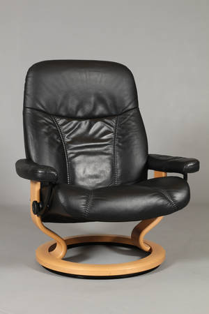 Ekornes stressless hvilestol betrukket med sort læder.