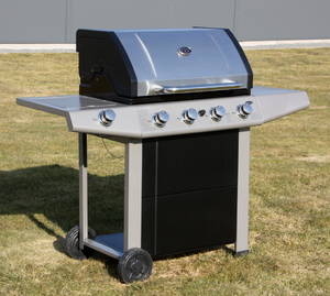 DaneLine Gasgrill med fire gasblus samt et sideblus.  