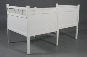 Justerbar barneseng i hvidbemalet træ, måler udvendig